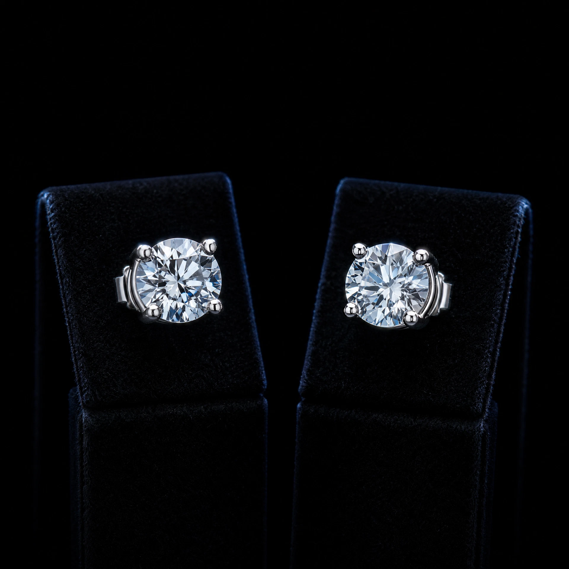 White-gold diamond stud earrings